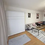 Modern On The Banks Of The Danube 公寓