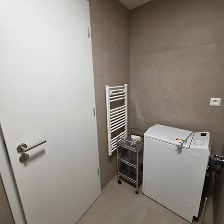 Modern On The Banks Of The Danube Lägenhet