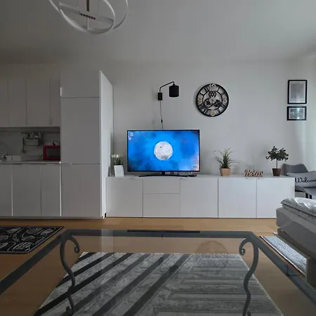 Modern On The Banks Of The Danube Apartamento