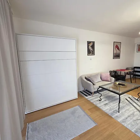 Modern On The Banks Of The Danube Appartamento
